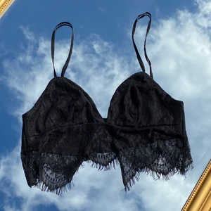 Bralette från Rebecca Stella - Spets-bralette från Rebecca Stella! Svart, ovadderad, jättefin! Storlek S. Få paketpris när du köper flera plagg! 🤩