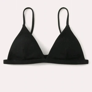 Bikini - Helt ny bikini, aldrig använd. Säljs för den är för liten, är storleken M men sitter mer som en xs eller s. Bilderna är lånade. Köpare står för frakten