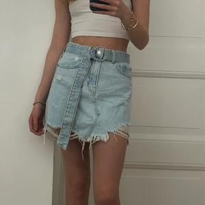 Bershka jeanskjol - Knappt använd, strl 34