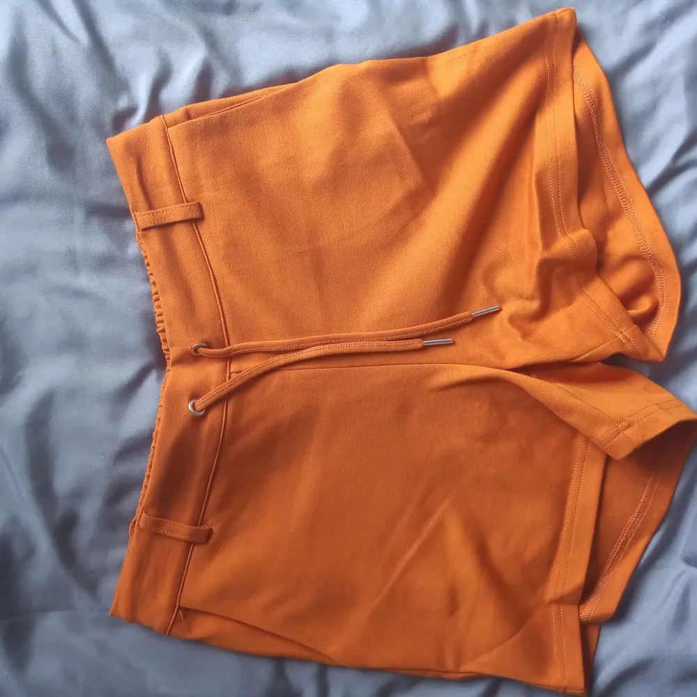 Säljer dessa par orange shorts som jag har aldrig använt innan. Lapparna är borta men passar mig som är en storlek 38! Säljs för 150 kr + frakt men går även att mötas upp i Malmö eller Lund! 🌹. Shorts.