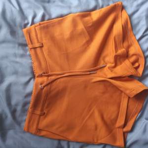 Säljer dessa par orange shorts som jag har aldrig använt innan. Lapparna är borta men passar mig som är en storlek 38! Säljs för 150 kr + frakt men går även att mötas upp i Malmö eller Lund! 🌹