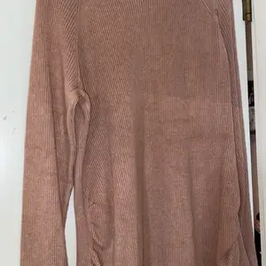 En ljus brun mamma tröja som knappt  kom till användning, är i nyskick. 100kr + 96kr frakt