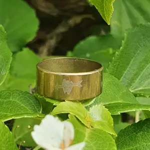 Guld ring av rostfritt stål. Hjärt print. Inre diameter 14 mm. Gord av stål så kommer inte färga av