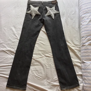 Jeans  - Super fina jeans som ör köpta secondhand. Sen har jag sytt på stjärnor där back. Dem är väldigt sköna att ha på sig och i fint skick! Budgivningen slutar den 7 juli 21:00❗️❗️❗️❗️HAR BUD PÅ 500.
