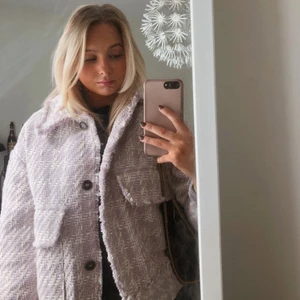 Söt jacka  - Säljer min fina virkade jacka från hm i en lila pastell färg kombinerat i ett mönster med vitt som inslag för att få den mer till liv. Den sitter fint på kroppen och färgerna kan lyfta upp hela outfiten. Jackan är i storlek M och är lite mindre i modellen och alla typer av kläder fungerar under jackan! Jackan är i ett jätte fint skick!  Köparen står för frakten som ligger på 79 kr! Hör av er vid frågor.