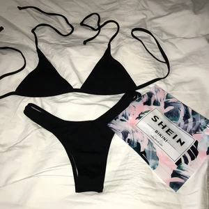 Helt ny svart bikini från shein strl M - Bara testad, storlek M, svart string💕