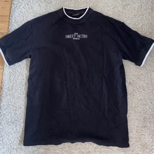 Sweet sktbs T-shirt  - Svart T-shirt i street/skate style, använd några få gånger! Köpare står för frakt