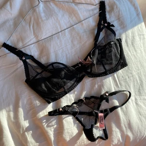 Agent provocateur - Agent provocateur bh och trosa. Trosan aldrig använd men bhn är använd några få gånger. Perfa skick. Nypris ca 2500kr för båda tillsammans. Bh-ns storlek är 34E vilket är samma som 75E