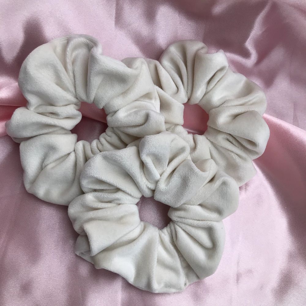 Dessa vackra scrunchies är handgjorda och har en bra kvalitet! Tyget är av sammet! Kontakta gärna mig via Instagram dm: sparkle_vibes_shop för att se nöjda kunder, fler bilder, mer info❤️. Accessoarer.