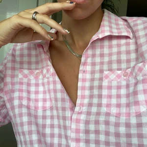 Skjorta - Drömmig skjorta i rosa bubbelgum färg. Perfekt över bikini eller instoppad i jeans. Använt massvis under början av sommaren men har nu hittat nya. Den är magisk. Köpt i Berlin🍬.                •Endast old second hand/vintage label•ALLA varor tvättas, steamas, rollas•Varorna är i secondhand skick- om inget annat anges. •Inga defekter hålls dolda dock bär köparen ansvaret för att inte missförstå skick + skapa korrekt uppfattning om varan•Ingen retur/ångerrätt•Pris/vara+ frakt 66kr, spårbart Postnord •Budgivning i kommentarsfält vid större intresse•  