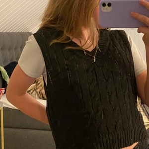 Stickad väst - Säljer nu denna super söta väst då den inte kommer till användning 💐 + frakt , passar mellan XXS-M beror på hur man vill att den ska sitta