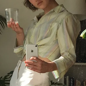 Smalrandig skjorta - Smalt randig skjorta köpt second hand i Berlin. Halv-/trekvartslånga ärmar. Storlek: 40. Material: 65% polyester, 35% bomull. Bra skick!