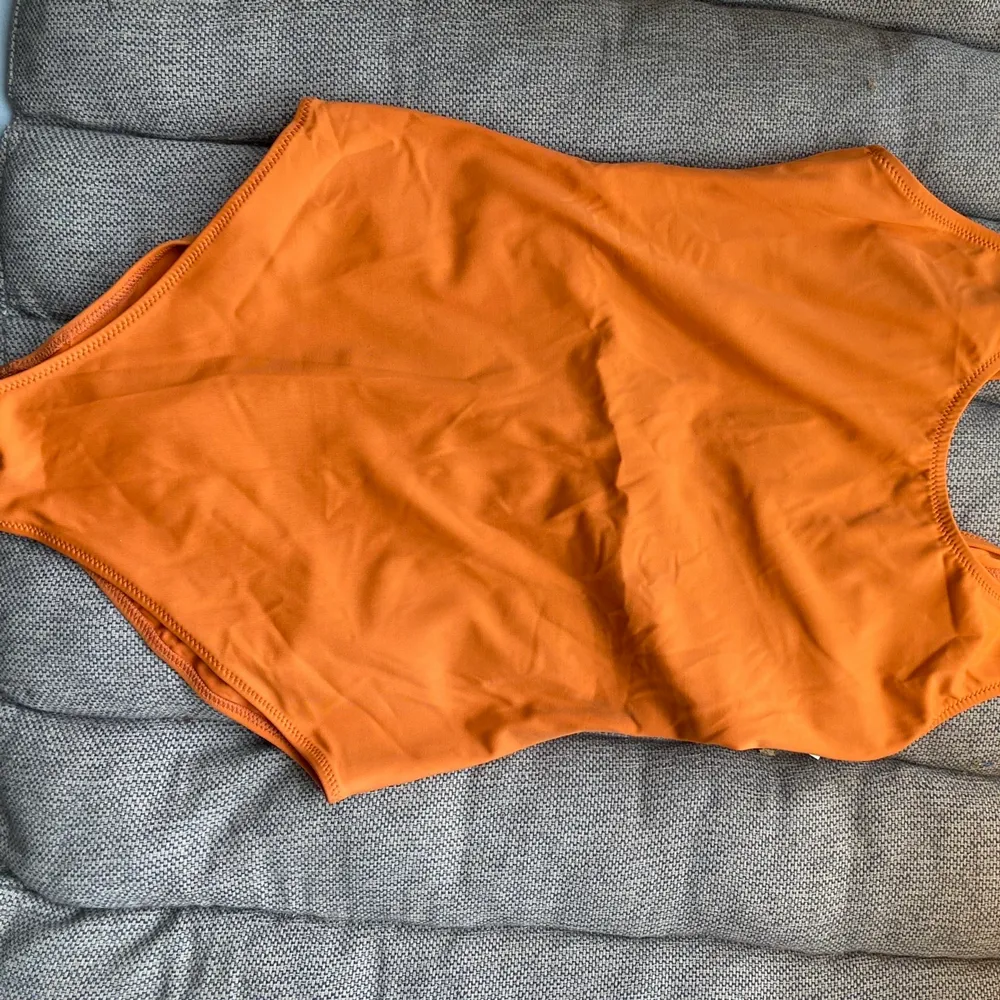 Väldigt fin orange baddräkt från Arket, men för liten för mig, aldrig använd med lappar kvar. Storlek 36. Frakt 66kr 🙏. Övrigt.