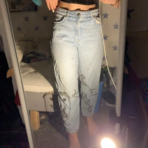 Blå jeans byxor  - Blå jeans byxor från GinaTricot, som jag fick i present men inte passar bra. Storlek 40. Köparen står för frakt eller mötas i Norrköping. Bra skick, bara använt en gång. Kan diskutera pris. :)