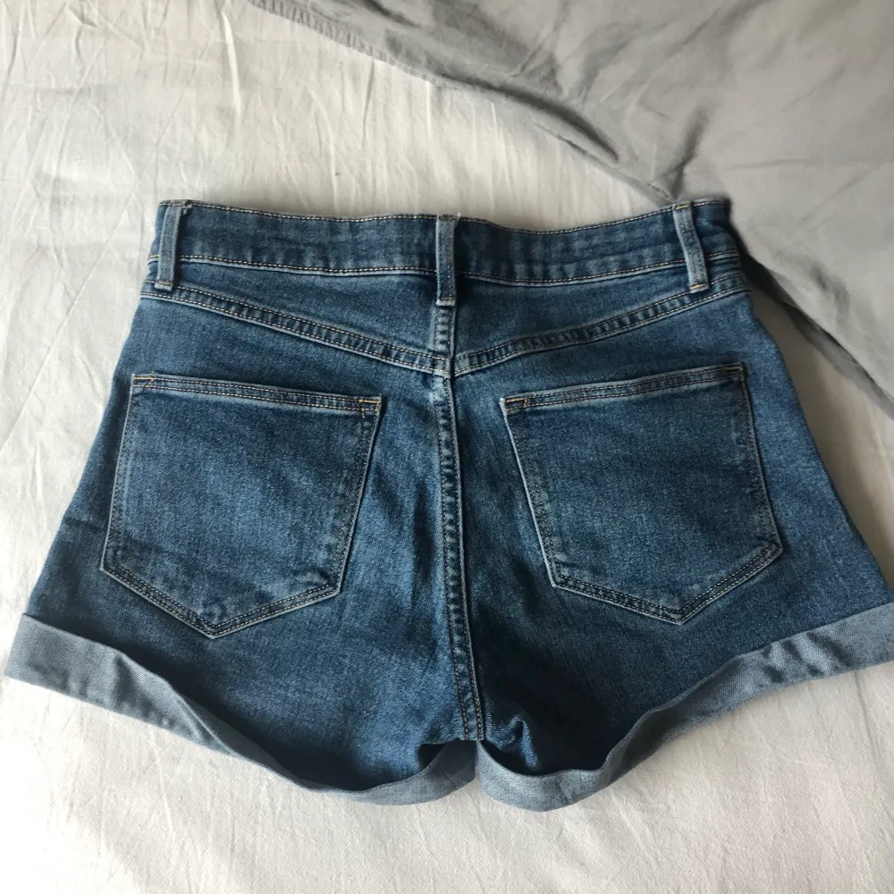 Ett par mörkblåa shorts i mindre storlek.💕🦋. Shorts.