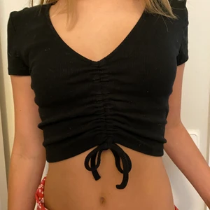 En tröja från zara - En tröja från zara. Med knytning. Kort. Svart. Frakt ingår inte i priset. 