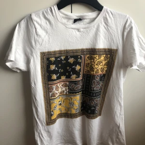 Mönster tryck på t-shirt  - En fin ibland använd t-shirt men i bra skicka.🦋💕