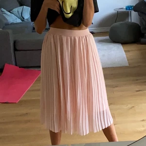 Rosa kjol - Jag säljer denna gulliga rosa midi kjol från nakd eftersom den inte kommer till användning längre. Den är som ny och har inte används så mycket. Jag köpte den för ca 300-400kr men säljer den för 130kr+frakt! Storlek xs men passar större 💗pris kan diskuteras