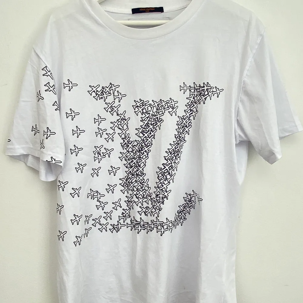 T-shirt från Louis Vuitton storlek M , har använt den ett par gånger så släpper den billigt, orginal priset köptes för 7.600kr . T-shirts.