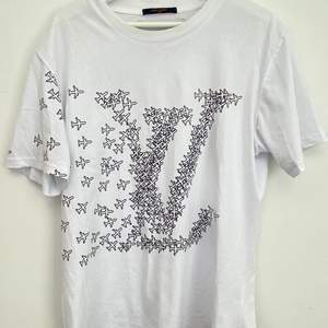 T-shirt från Louis Vuitton storlek M , har använt den ett par gånger så släpper den billigt, orginal priset köptes för 7.600kr 