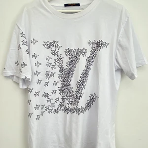 Louis vuitton t-shirt - T-shirt från Louis Vuitton storlek M , har använt den ett par gånger så släpper den billigt, orginal priset köptes för 7.600kr 