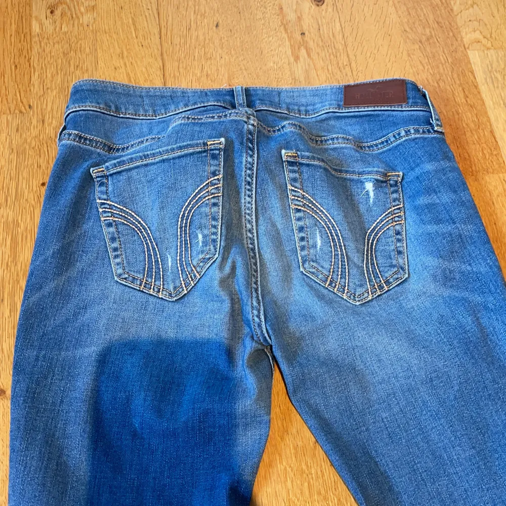 Ett par ljusblåa hollister jeans . Jeans & Byxor.