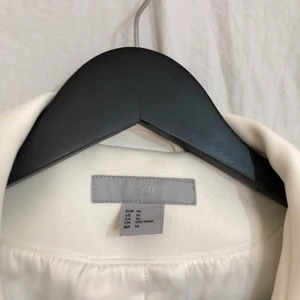 Kavaj från H&M - Vit kavaj från H&M men lös passform, använd 1 gång, lite smutsig på armen men bör gå att tvätta bort. Annars bra skick. 