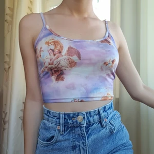 Lila linne med änglar - Sött linne med änglar på, stl S men passar nog både större och mindre i och med att det är stretchigt. Har sytt in banden lite då de var för långa för mig (bild 3). Skriv om du har frågor eller vill veta exakta mått :-)