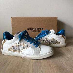 Zadig & Voltaire sneakers - Säljer dessa Zadig & Voltaire sneakers i storlek 38 på grund av att de är för små för mig💞nypris : 3295 kr men finns ej att köpa längre. Skorna är i jättefint skick och har inga defekter alls. Endast använda ett fåtal gånger. Orginalbox samt skopåse medföljer. Buda privat från 1500 kr och kontakta mig om du har några andra frågor. BUD PÅ : 1500 kr🌸KÖP DIREKT FÖR 2000 kr‼️