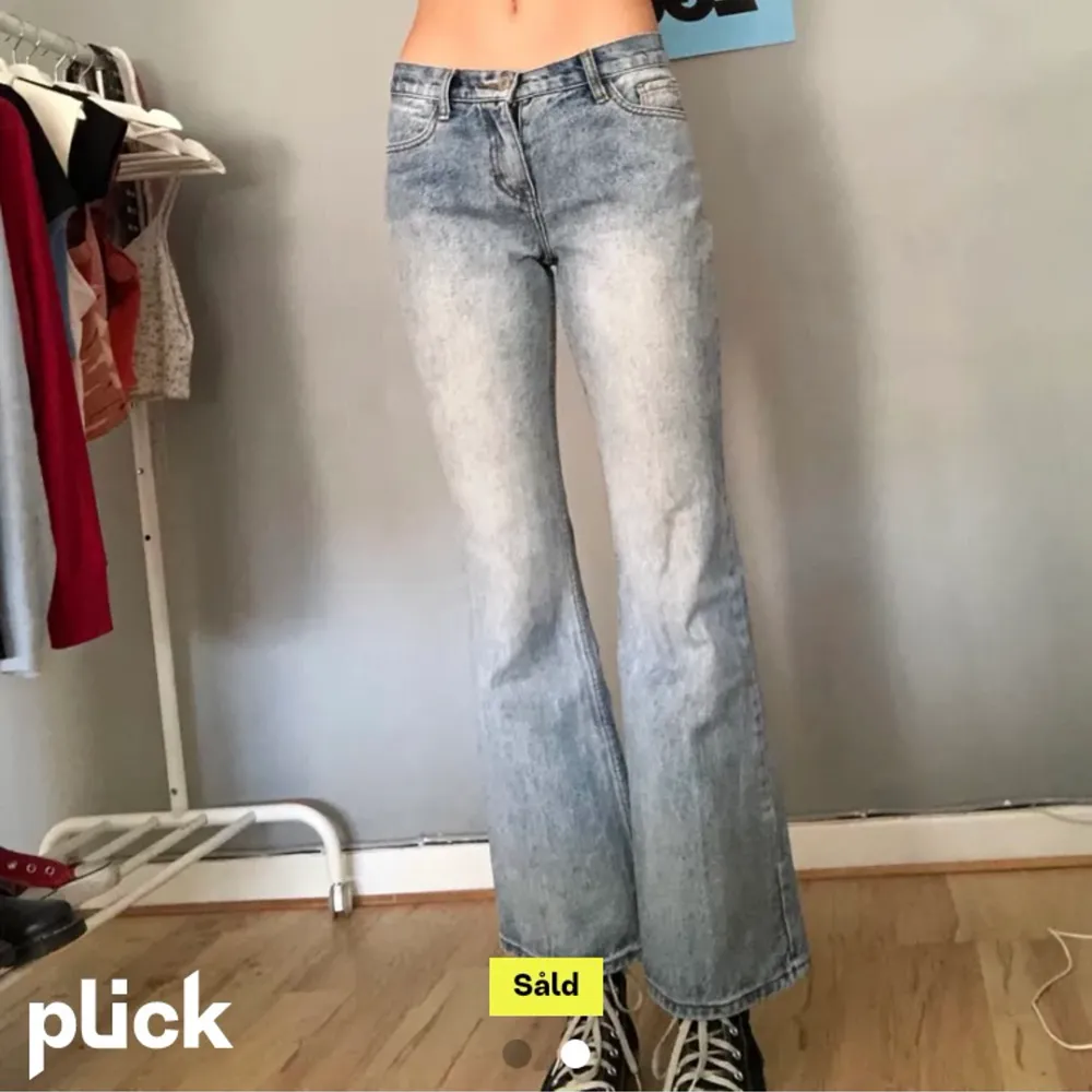 Superfina jeans köpta här på plick som tyvvär inte passade mig. Står att storleken är S men skulle säga XS. sista bilden är förra säljarens. Köparen står för frakten! . Jeans & Byxor.