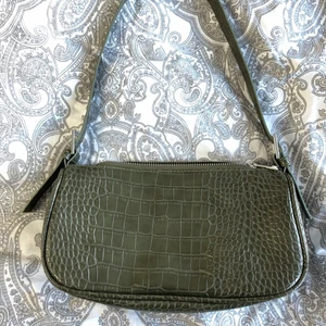 Väskor  - Den mörkgröna väskan är från Ginatricot och jag har haft den i lite mer än 1 år men den är använt några enstaka gånger. Priset för den mörk gröna väskan är 100kr. Jag säljer även min svarta väska från SHEIN som jag oxå haft i lite mer än 1 år men som jag har aldrig använt. Priset för den svarta väskan är 50kr. Obs: vid post står du för frakten själv. Dessa priset är exklusive frakt. Du kan även köpa båda väskorna för 150kr inklusive frakt. 