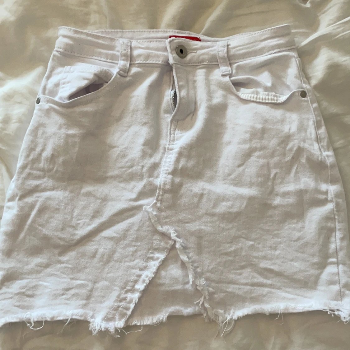 Vit jeanskjol från chelsea i storlek 36 - 90