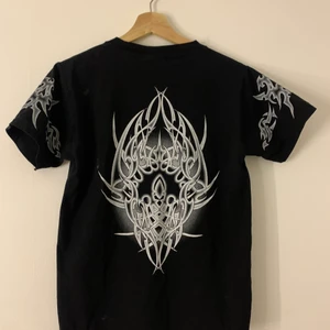 SÅ COOL T SHIRT - AS BALL T SHIRT!!!! Är ifrån HEAVY T-SHIRT!! As snygg värkligen men tyvärr inte min stil längre🥲🥲🥲 Strl S i herr storlek men skulle säga att det är mer en M/ mindre L i dam storlek!! Kom gärna med bud! Snabb affär 150kr❤️ HÖGSTA BUD: 270kr!