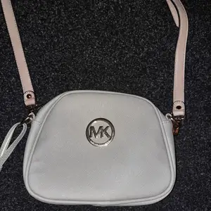 Riktigt Michael kors väska som jag köpte men kommer inte till användning, om du vill veta mer detaljerat så är det bara att skriva till mig. Den säljer jag för 300 kr men den som lägger högst bud får den! 