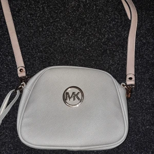 Michael kors väska  - Riktigt Michael kors väska som jag köpte men kommer inte till användning, om du vill veta mer detaljerat så är det bara att skriva till mig. Den säljer jag för 300 kr men den som lägger högst bud får den! 