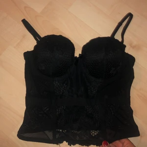 Korsett - Svart korsett med spets på framsidan och mesig på baksidan. Passar mig som har storlek 36 och 75C men kan även passa mindre💕