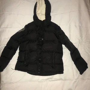 D.brand jacka  - Säljer min d.brand jacka som inte längre kommer till användning. Storlek står ej, men tror att det är storlek 40/38 på den (M). Den har gått sönder vid fickorna (se bild) och på baksidan utav jackan. (Det finns en annan annons på jackan med flera bilder). Säljer den för 100 kronor, kan mötas upp i Stockholm men det beror på vart. Kan även frakta men då tillkommer 117 kronor. 