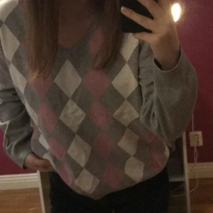 Tröja - En fin så kallad farfarströja i ett rombrutigt mönster. Passar som en S eller M på mig inte XL. 