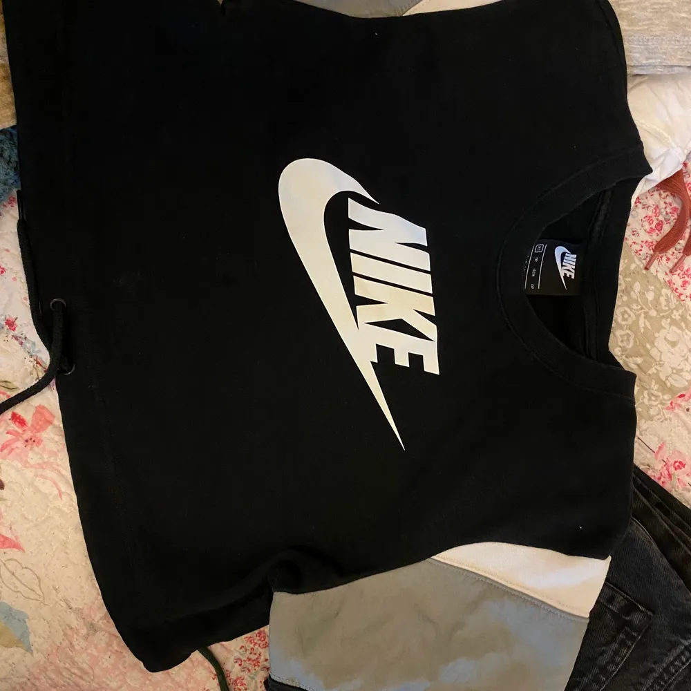 Nike hoodie som är i bra skick, dm om du har några frågor! DEN ÄR XS MEN KAN SITTA SOM S . Blusar.