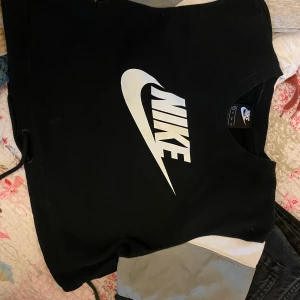 Nike hoodie - Nike hoodie som är i bra skick, dm om du har några frågor! DEN ÄR XS MEN KAN SITTA SOM S 