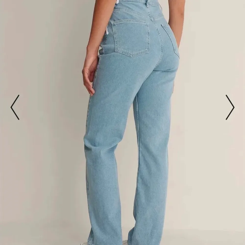 Raka blå jeans från na-kd, super sköna och är i stl 40, säljer pågrund utav för stora 🤍. Jeans & Byxor.