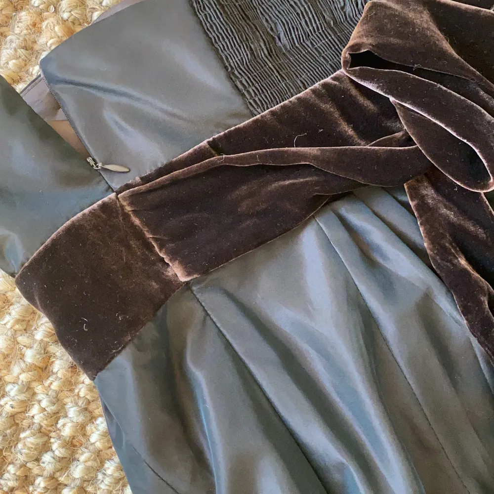 Lång brun festklänning med detaljer i sammet. Klänningar.