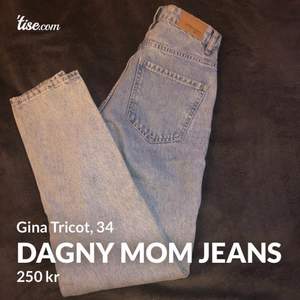 Dagny mom jeans från Gina tricot i storlek 34. Ny skick med prislappen kvar. Säljer pga att de tyvärr var för små för mig. Köpa för 499kr. Köparen står för frakten, finns på fler sidor. Pris går att diskuteras vid enkel affär.