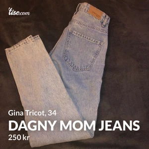 Dagny mom jeans, 34, nya - Dagny mom jeans från Gina tricot i storlek 34. Ny skick med prislappen kvar. Säljer pga att de tyvärr var för små för mig. Köpa för 499kr. Köparen står för frakten, finns på fler sidor. Pris går att diskuteras vid enkel affär.