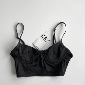 Silkestopp från Zara - Säljer denna svarta söta trendiga silkestopp från Zara då den ej kommer till användning, liten svart silkespåse medföljer, prislappen är inte kvar men toppen är helt oanvänd, endast provad och finns ej att köpa längre då den är slutsåld💕 toppen är rätt så liten i storleken, är fler intresserade blir det budgivning, köparen står för frakten, DM vid fler frågor nypris 200kr