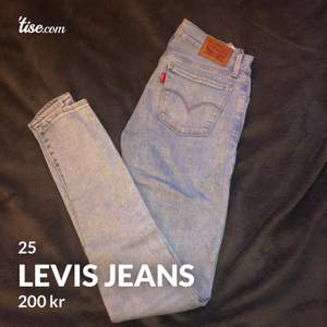 Jätte snygga Levis jeans i str. 25, skulle säga att de kanske passar en XXS/XS 🤷‍♀️ Säljer pga att de tyvärr är för små för mig, men de är i fint skick och är i modellen super skinny. Köparen står för frakten, finns på fler sidor. 