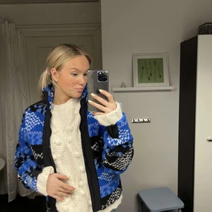 Peak performance fleece  - Super fin peak fleece som tyvär blivigt för liten. Toppen om man ska åka skidor eller bara ha en fin vår/höst jacka. Jag har S i vanliga fall så skulle rekommendera den till någon lite mindre än jag😊