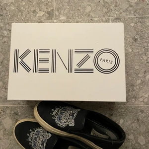 Slip in Sneakers - Köpt från Kenzo för ett tag sen, använda men i bra skick 💅🏽👯‍♀️💘 Priset kan absolut diskuteras, ja köpte för ca 1700! Jag kan såklart skicka med Boxen om det önskas🫶🏼