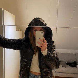 svart jacka - köpte jackan härom veckan och har aldrig använt den. 