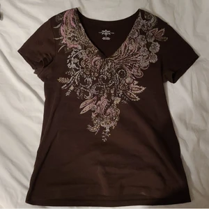 Graphic tee!! - Säljer denna sjukt snygga t-shirt som jag thriftade för någon dag sen, säljs då jag bytt stil men inte kunde motstå att se till att den hamnar hos någon som älskar den. Märket är Tommy Hilfiger och storleken är M, passar alla mellan xs-m❤ Den är köpt för 89kr precis så som jag säljer den för🥰 Inga täcken på användning.